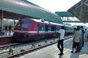 ਦੱਖਣੀ ਕਸ਼ਮੀਰ ‘ਚ ਰੇਲ ਸੇਵਾ ਚਾਰ ਦਿਨ ਬਾਅਦ ਬਹਾਲ