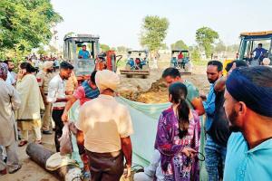 ਦੋ ਸਾਲ ਦਾ ਬੱਚਾ ਡੇਢ ਸੌ ਫੁੱਟ ਡੂੰਘੇ ਬੋਰ ‘ਚ ਡਿੱਗਿਆ, ਪ੍ਰਸ਼ਾਸਨ ਤੇ ਡੇਰਾ ਸੱਚਾ ਸੌਦਾ ਦੇ ਸੇਵਾਦਾਰ ਬਚਾਉਣ ਜੁਟੇ