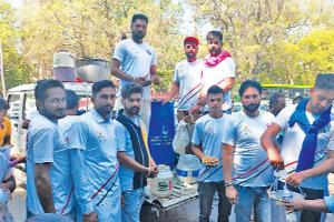 2000 ਰੋਟੀ, 20 ਕਿੱਲੋ ਚਟਨੀ, 200 ਲੀਟਰ ਲੱਸੀ ਲੈ 213 ਕਿੱਲੋਮੀਟਰ ਪੁੱਜੇ ਨੌਜਵਾਨ !