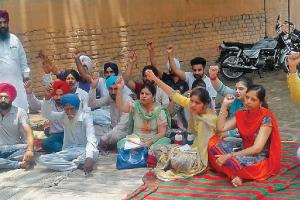 ਆਦਰਸ਼ ਸਕੂਲ ਦੇ ਅਧਿਆਪਕਾਂ ਤੇ ਮਾਪਿਆਂ ਨੇ ਐੱਸਡੀਐੱਮ ਦਫ਼ਤਰ ਘੇਰਿਆ