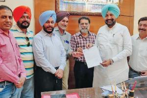 ਯਾਦ ਕਰਵਾਇਆ ਚੋਣ ਮਨੋਰਥ ਪੱਤਰ, ਪੱਤਰਕਾਰਾਂ ਨੇ ਕੀਤੀ ਸਿਹਤ ਬੀਮਾ ਦੀ ਮੰਗ