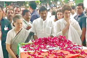 ਸਰਕਾਰੀ ਸਨਮਾਨਾਂ ਨਾਲ ਸ਼ੀਲਾ ਦੀਕਸ਼ਿਤ ਨੂੰ ਅੰਤਿਮ ਵਿਦਾਇਗੀ