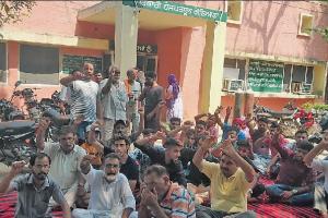 ਮ੍ਰਿਤਕ ਦੇ ਵਾਰਸਾਂ ਨੇ ਧਰਨਾ ਲਾ ਐੱਸਐੱਮਓ ਤੇ ਡਾਕਟਰ ਖ਼ਿਲਾਫ਼ ਕੀਤੀ ਨਾਅਰੇਬਾਜ਼ੀ