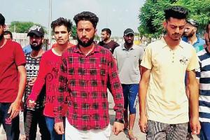 ਪਾਬੰਦੀਆਂ ਨੇ ਕੀਤੇ ਕਸ਼ਮੀਰੀ ਵਿਦਿਆਰਥੀਆਂ ਦੇ ਖੀਸੇ ਖਾਲੀ