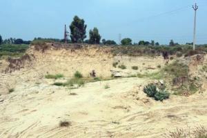 ਥਾਣਾ ਨੰਦਗੜ੍ਹ ਦੀ ਪੁਲਿਸ ਵੱਲੋਂ ਕਿਸਾਨ ਨੂੰ ਥਾਣੇ ਲਿਆ ਕੇ ਰਿਪੋਰਟ ਭੇਜੀ ਮਾਈਨਿੰਗ ਵਿਭਾਗ ਨੂੰ