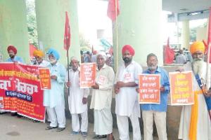 ਬਿਜਲੀ ਪਾਣੀ ਮੁੱਦਾ : ਵਲੰਟੀਅਰਾਂ ਨੇ ਹੱਥਾਂ ‘ਚ ਮੰਗਾਂ ਵਾਲੀਆਂ ਤਖਤੀਆਂ ਫੜ ਕੀਤਾ ਵਿਖਾਵਾ