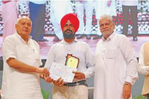 ਪਰਾਲੀ ਨੂੰ ਅੱਗ ਨਾ ਲਗਾਉਣ ਵਾਲੇ ਕਿਸਾਨ ਨੂੰ ਮਿਲਿਆ ਕੌਮੀ ਸਨਮਾਨ