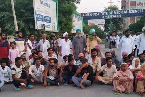 ਲੜਕੀ ਦੀ ਮੌਤ ਦੇ ਵਿਰੋਧ ‘ਚ ਹਸਪਤਾਲ ਦੇ ਗੇਟ ਮੂਹਰੇ ਲਾਇਆ ਧਰਨਾ