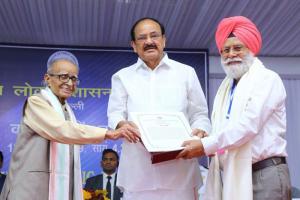 ਪੰਜਾਬੀ ਯੂਨੀਵਰਸਿਟੀ ਦੇ ਵਾਈਸ ਚਾਂਸਲਰ ਡਾ. ਘੁੰਮਣ ਐਵਾਰਡ ਨਾਲ ਸਨਮਾਨਿਤ