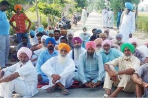 ਸ਼ਰਾਬ ਦਾ ਠੇਕਾ ਸੜਕ ਤੋਂ ਚੁਕਵਾਉਣ ਲਈ ਪਿੰਡ ਵਾਸੀਆਂ ਲਾਇਆ ਧਰਨਾ