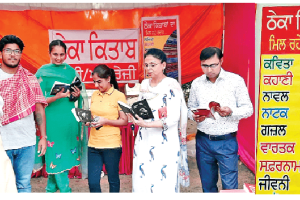 ‘ਠੇਕਾ ਕਿਤਾਬ ਦੇਸੀ ਤੇ ਅੰਗਰੇਜ਼ੀ’ ਨੌਜਵਾਨਾਂ ਨੂੰ ਚੜ੍ਹਾ ਰਿਹੈ ਗਿਆਨ ਦਾ ਲੋਰ