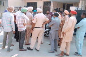 ਘਰ ‘ਚ ਦਾਖ਼ਲ ਹੋ ਕੇ ਪਿਸਤੌਲ ਦੀ ਨੋਕ ‘ਤੇ ਕਾਰ ਤੇ ਸੋਨਾ ਲੁੱਟਿਆ