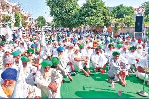 ਨਰਮੇ ਦੀ ਖਰੀਦ : ਗੱਲਬਾਤ ਟੁੱਟਣ ‘ਤੇ ਧਰਨਾ ਅਣਮਿਥੇ ਸਮੇਂ ‘ਚ ਤਬਦੀਲ