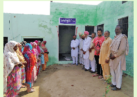 ਸਾਧ-ਸੰਗਤ ਵੱਲੋਂ ਬਣਾ ਕੇ ਦਿੱਤਾ ਗਿਆ ਮਕਾਨ ਪਰਿਵਾਰ ਨੂੰ ਸੌਂਪਿਆ