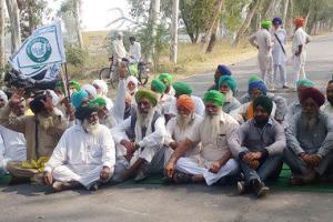 ਕਿਸਾਨ ਆਗੂ ਦੀ ਗ੍ਰਿਫ਼ਤਾਰੀ ਖਿਲਾਫ਼ ਚੱਕਾ ਜਾਮ