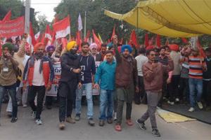 ਜਿਨਸੀ ਸ਼ੋਸ਼ਣ ਵਿਵਾਦ : ਅੰਦੋਲਨਕਾਰੀ ਧਰਨੇ ਦੌਰਾਨ ਪੁਲਿਸ ਨਾਲ ਖਹਿਬੜੇ