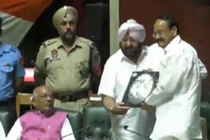 ਵਿਧਾਨ ਸਭਾ ਇਜਲਾਸ : ਨਾਇਡੂ ਸਮੇਤ ਪੁੱਜੀਆਂ ਹਸਤੀਆਂ ਨੂੰ ਭੇਂਟ ਕੀਤੇ ਗਏ ਯਾਦਗਾਰੀ ਚਿੰਨ