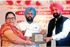 ਸਵੈ-ਇੱਛਕ ਖੂਨਦਾਨ ਦਿਵਸ ‘ਤੇ ਦੋ ਡੇਰਾ ਸ਼ਰਧਾਲੂ ਮਹਿਲਾਵਾਂ ਸਨਮਾਨਿਤ