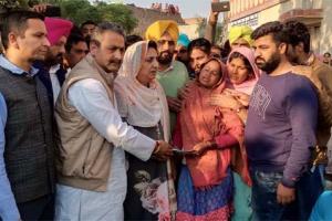 ਵਿਜੈ ਇੰਦਰ ਸਿੰਗਲਾ ਨੇ ਮ੍ਰਿਤਕ ਜਗਮੇਲ ਸਿੰਘ ਦੇ ਪਰਿਵਾਰ ਨੂੰ 6 ਲੱਖ ਰੁਪਏ ਦਾ ਚੈੱਕ ਸੌਂਪਿਆ