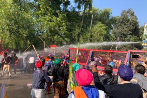 ਜਿਨਸੀ ਸ਼ੋਸਣ: ਡੀਸੀ ਦਫਤਰ ਘੇਰਨ ਜਾਂਦੇ ਮੁਜ਼ਾਹਰਾਕਾਰੀਆਂ ‘ਤੇ ਲਾਠੀਚਾਰਜ