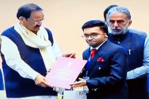 ਬਠਿੰਡਾ ਦੇ ਬੋਲਣ-ਸੁਣਨ ਤੋਂ ਅਸਮਰੱਥ ਯਸ਼ਵੀਰ ਗੋਇਲ ਨੂੰ ਉਪ ਰਾਸ਼ਟਰਪਤੀ ਨੇ ਕੀਤਾ ਸਨਮਾਨਿਤ