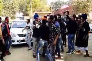 ਧਰਮਕੋਟ ਦੇ ਵਿਧਾਇਕ ‘ਤੇ ਧਰਨਾਕਾਰੀਆਂ ਨੇ ਵਰ੍ਹਾਏ ਪੱਥਰ