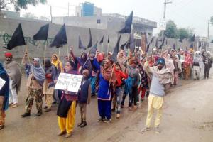 ਮਜ਼ਦੂਰਾਂ ਵੱਲੋਂ ਪੰਜਾਬ ਸਰਕਾਰ ਵਿਰੁੱਧ ਕਾਲੀਆਂ ਝੰਡੀਆਂ ਨਾਲ ਰੋਸ ਪ੍ਰਦਰਸ਼ਨ