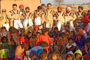 101 ਪਰਿਵਾਰਾਂ ਨੂੰ ਗਰਮ ਕੱਪੜੇ ਵੰਡੇ