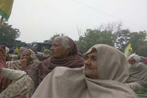 ਅਰਾਮ ਦੀ ਉਮਰੇ ਸੜਕਾਂ ‘ਤੇ ਰੁਲ ਰਹੇ ਪਿੰਡਾਂ ਦੇ ਬਜ਼ੁਰਗ