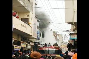 ਬੁਢਲਾਡਾ ਪੀਐੱਨਬੀ ਰੋਡ ਕੱਪੜੇ ਵਾਲੀਆਂ ਦੁਕਾਨਾਂ ਨੂੰ ਅੱਗ ਲੱਗਣ ਨਾਲ ਲੱਖਾਂ ਦਾ ਨੁਕਸਾਨ