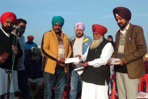 ਵਿਕਾਸ ਕਾਰਜਾਂ ਲਈ ਕਰੋੜਾਂ ਰੁਪਏ ਦੇ ਚੈੱਕ ਪੰਚਾਇਤ ਦੇ ਖਾਤੇ ‘ਚ ਪਾਏ : ਭੰਗੂਆਂ