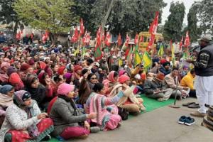 ਭਾਰਤ ਬੰਦ ਦੇ ਸੱਦੇ ‘ਤੇ ਵੱਖ-ਵੱਖ ਜੰਥੇਬੰਦੀਆਂ ਨੇ ਜਲਾਲਾਬਾਦ ‘ਚ ਕੀਤਾ ਚੱਕਾ ਜਾਮ