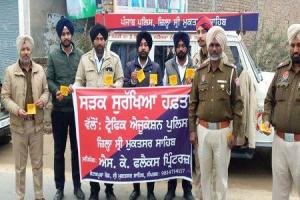 ਹਾਦਸਿਆਂ ਤੋਂ ਬਚਣ ਲਈ ਆਪਣੇ ਵਹੀਕਲਾਂ ਤੇ ਰਿਫਲੈਕਟਰ ਲਾਉਣੇ ਜ਼ਰੂਰੀ