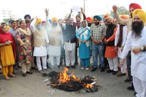 ਅਕਾਲੀਆਂ ਨੇ ਫੂਕਿਆ ਸਿਹਤ ਮੰਤਰੀ ਸਿੱਧੂ ਦਾ ਪੁਤਲਾ