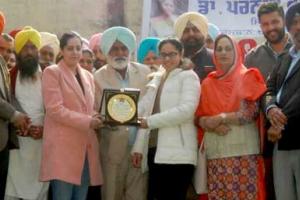 ਖੰਡੇਬਾਦ ਦੀ ਜੰਮਪਲ ਡਾ. ਪ੍ਰਨੀਤ ਕੌਰ ਵੜੈਚ ਦਾ ਜੱਜ ਬਣ ਕੇ ਪਿੰਡ ਪਹੁੰਚਣ ‘ਤੇ ਸਨਮਾਨ