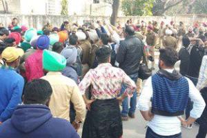 ਜਦੋਂ ਪੁਲਿਸ ਨੂੰ ਝਕਾਨੀ ਦੇ ਕੇ ਬੇਰੁਜ਼ਗਾਰ ਟੈੱਟ ਪਾਸ ਕਾਰਕੁੰਨਾਂ ਨੇ ਮੋਤੀ ਮਹਿਲ ਅੱਗੇ ਪਾਇਆ ਭੜਥੂ