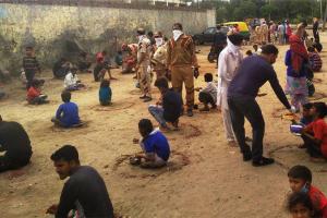 ਸਾਧ ਸੰਗਤ ਵੱਲੋਂ ਭੁੱਖੇ ਲੋਕਾਂ ਨੂੰ ਲੰਗਰ ਛਕਾਉਣਾ ਜਾਰੀ