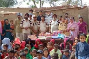 ਸਾਧ-ਸੰਗਤ ਨੇ ਗਰੀਬ ਬੱਚਿਆਂ ਨੂੰ ਚੱਪਲਾਂ ਤੇ ਕਪੜੇ ਵੰਡੇ