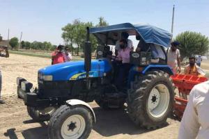 ਡੀਸੀ ਨੇ ਕਿਸਾਨਾਂ ਨੂੰ ਪ੍ਰੇਰਿਤ ਕਰਨ ਲਈ ਖੁਦ ਟ੍ਰੈਕਟਰ ਚਲਾ ਕੇ ਦਿੱਤਾ ਝੋਨੇ ਦੀ ਸਿੱਧੀ ਬਿਜਾਈ ਦਾ ਸੁਨੇਹਾ
