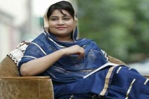 ਬਿਮਾਰ ਪਿਤਾ ਨੂੰ ਸੰਭਾਲਦੀ ਜਾਂ ਫਿਰ ਦਿੰਦੀ ਸੋਸ਼ਲ ਮੀਡੀਆ ਦੇ ਜੁਆਬ, ‘ਆਪ’ ਨੂੰ ਛੱਡਣ ਦਾ ਸੁਆਲ ਹੀ ਪੈਦਾ ਨੀਂ ਹੁੰਦਾ