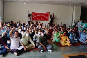 ਮੰਗਾਂ ਨੂੰ ਲੈ ਕੇ ਕਲਮਛੋੜ ਹੜਤਾਲ ਤੇ ਬੈਠੇ ਜਿਲ੍ਹੇ ਦੇ ਸਮੂਹ ਵਿਭਾਗਾਂ ਦੇ ਦਫਤਰੀ ਕਾਮੇ