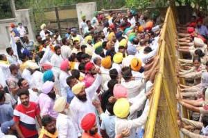 ‘ਆਪ’ ਵੱਲੋਂ ਘਰਾਚੋਂ ਦੇ ਸਰਪੰਚ ਦੇ ਹੱਕ ਵਿੱਚ ਸਿੱਖਿਆ ਮੰਤਰੀ ਰਿਹਾਇਸ ਦਾ ਘਿਰਾਓ