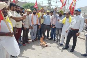 ਕੱਚੇ ਮੁਲਾਜਮਾਂ ਨੂੰ ਪੱਕੇ ਕਰਨ ਵਾਲੀ ਸਬ ਕਮੇਟੀ ਮੰਤਰੀਆਂ ਵਲੋਂ ਲਿਆਂਦੇ ਖਰੜੇ ਦੀਆਂ ਕਾਪੀਆਂ ਫੂਕ ਕੇ ਕੀਤਾ ਵਿਰੋਧ ਪ੍ਰਦਰਸ਼ਨ