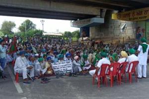 ਬਰਨਾਲਾ ਵਿਖੇ ਬੰਦ ਦੇ ਸੱਦੇ ਦੌਰਾਨ ਸਰਕਾਰੀ ਦਫ਼ਤਰਾਂ ’ਚ ਹੋਈ ਧੱਕੇਸ਼ਾਹੀ, ਸੜਕਾਂ/ਬਜ਼ਾਰਾਂ ਤੇ ਪਿੰਡਾਂ ’ਚ ਪੱਸਰੀ ਰਹੀ ਚੁੱਪ