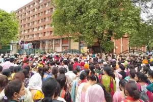 ਸਰਕਾਰ ਵੱਲੋਂ ਨੋਟੀਫਿਕੇਸ਼ਨ ਜਾਰੀ ਕਰਨ ਪਿੱਛੋਂ ਸਿੱਖਿਆ ਭਵਨ ਦੀ ਛੱਤ ‘ਤੇ ਚੜ੍ਹੇ 3 ਕੱਚੇ ਅਧਿਆਪਕ ਹੇਠਾਂ ਉੱਤਰੇ