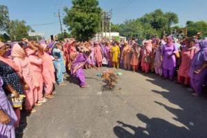 ਆਂਗਨਵਾੜੀ ਵਰਕਰਾਂ ਨੇ ਫੂਕਿਆ ਮਹਿਲਾ ਤੇ ਵਿਕਾਸ ਮੰਤਰੀ ਕਮਲੇਸ਼ ਢਾਂਡਾ ਦਾ ਪੁਤਲਾ