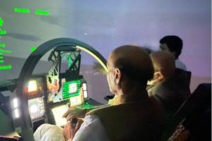 ਰਾਜਨਾਥ ਸਿਮਯੂਲੇਟਰ ਦੇ ਨਾਲ ਤੇਜਸ ‘ਚ ਭਰੀ ‘ਉਡਾਣ’