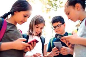 ਅੱਜ ਦਾ ਬਚਪਨ ਮੋਬਾਇਲ ਹੀ ਖਾ ਗਿਆ