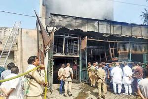 ਸ਼ਾਮਲੀ: ਮਹਾਦੇਵ ਮੋਟਰਜ਼ ਦੇ ਸ਼ੋਅਰੂਮ ’ਚ ਲੱਗੀ ਭਿਆਨਕ ਅੱਗ, ਅੱਗ ਬੁਝਾਉਣ ’ਚ ਪ੍ਰਸ਼ਾਸਨ ਨਾਲ ਮੁਸਤੈਦ ਨਜ਼ਰ ਆਏ ਡੇਰਾ ਸ਼ਰਧਾਲੂ