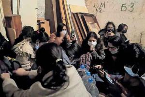 ਯੂਕਰੇਨ ਦੇ ਹਰ-ਪਲ ਦੇ ਘਟਨਾਕ੍ਰਮ ਦੀ ਖ਼ਬਰ ਟੀਵੀ ਅਤੇ ਇੰਟਰਨੈਟ ਰਾਹੀਂ ਲੈ ਰਹੇ ਰਿਸ਼ਤੇਦਾਰ